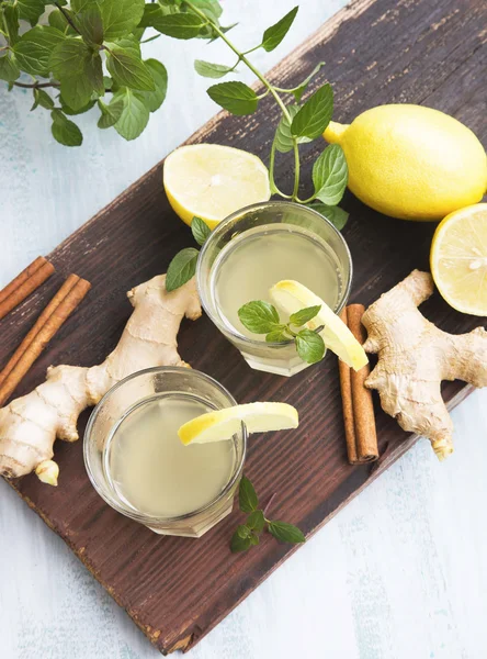 Имбирь и лимонный напиток — стоковое фото