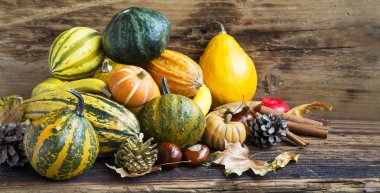 Kabaklar, yaprakları, kestane ile sonbahar dekorasyonları