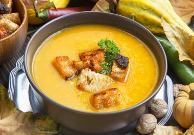 Balkabağı çorbası kruton ve maydanoz ile düşmek