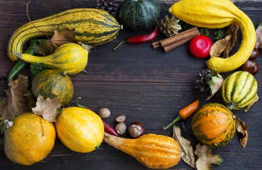 Kabaklar, yaprakları, kestane ile sonbahar dekorasyonları