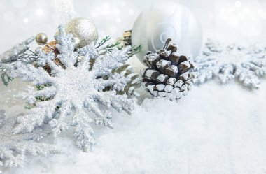 Festival gümüş Noel kar taneleri süsler ve kar