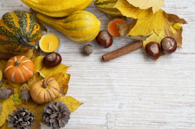 Sonbahar yaprakları, Pumpkins, Cinnnamon, kestane, çerçeveyle mumlar