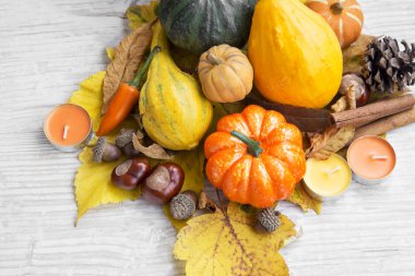 Sonbahar Pumpkins, kestane, tarçın, meşe palamudu ve mumlar Dekorasy