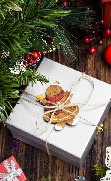 Retro vánoční dárek a dřevěné hračky na teplé kouzelné pozadí — Stock fotografie