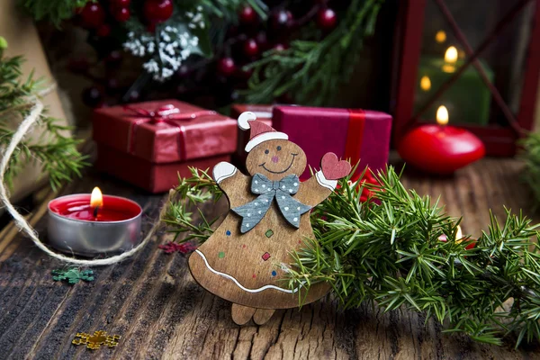 Retro-Weihnachtsspielzeug aus Holz mit Geschenken und brennenden Kerzen — Stockfoto