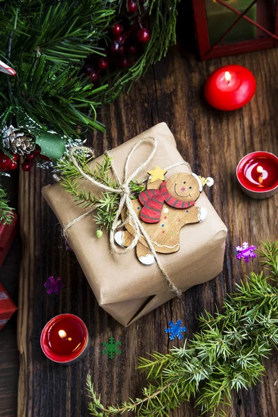 Retro-Weihnachtsgeschenk und Holzspielzeug mit brennenden Kerzen — Stockfoto
