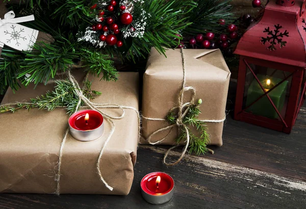 Regali di Natale retrò sotto l'albero di Natale con candele e — Foto Stock