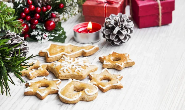 Biscuits au pain d'épice de Noël avec ornements sur panneau en bois — Photo