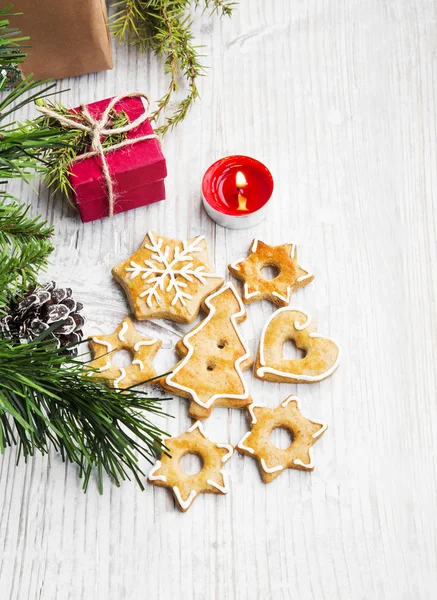 Biscuits au pain d'épice de Noël avec ornements sur panneau en bois — Photo