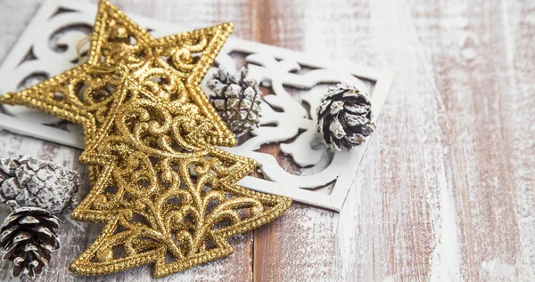 Estrella dorada del brillo y adornos de Navidad del árbol — Foto de Stock