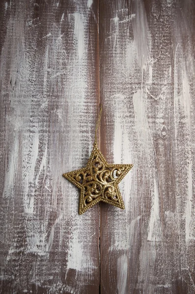 Adorno de Navidad de estrella de brillo dorado en mesa pintada de madera —  Fotos de Stock