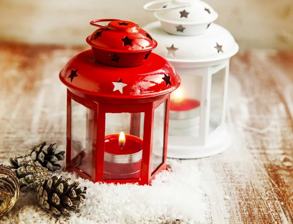 Linternas vintage de Navidad rojas y blancas con velas y nieve —  Fotos de Stock