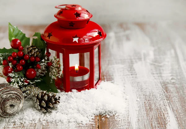 Linterna roja de Navidad con vela ardiente y adornos — Foto de Stock