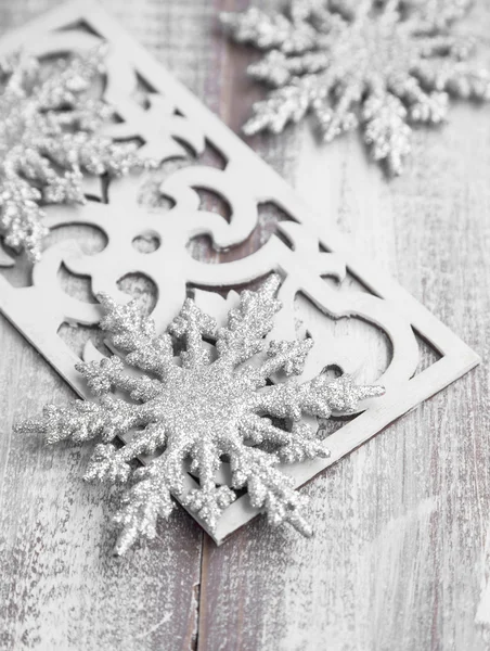 Copos de nieve de plata adornos de Navidad en la decoración de madera —  Fotos de Stock