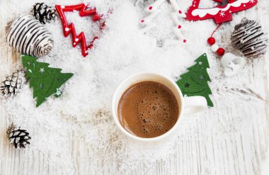 Kar ve süs eşyaları ile Noel zamanında çikolata kupa