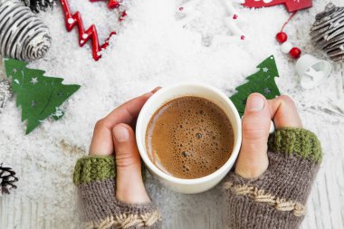 Noel zamanı, sıcak kakao fincan Holding eller üzerinde çikolata kupa