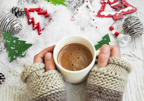 Tasse de chocolat sur le temps de Noël, mains tenant tasse de cacao chaud — Photo