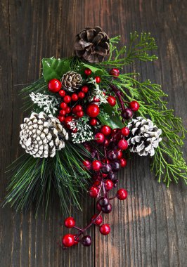 Çam ağacı ve kırmızı meyveleri dalları ile Noel dekorasyonu ve