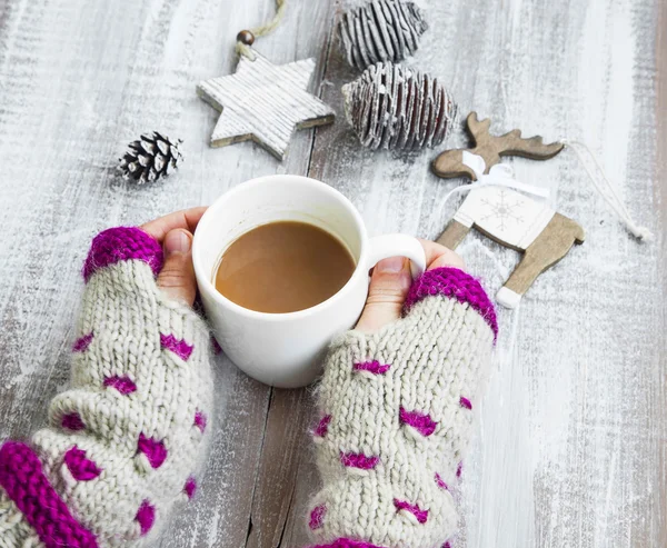 Na czas Bożego Narodzenia, ręce trzymając kubek gorącego kakao czekolada kubek — Zdjęcie stockowe