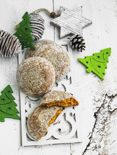 Різдвяне імбирне печиво з різдвяними прикрасами — стокове фото