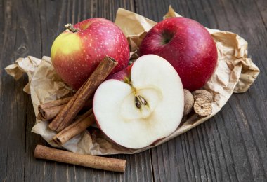 Elma tarçın ve Hindistan cevizi ile