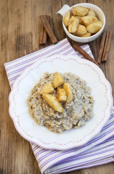 Oatmeal Porridge with Cinnamon and Caramelized Apples — Stock Photo, Image