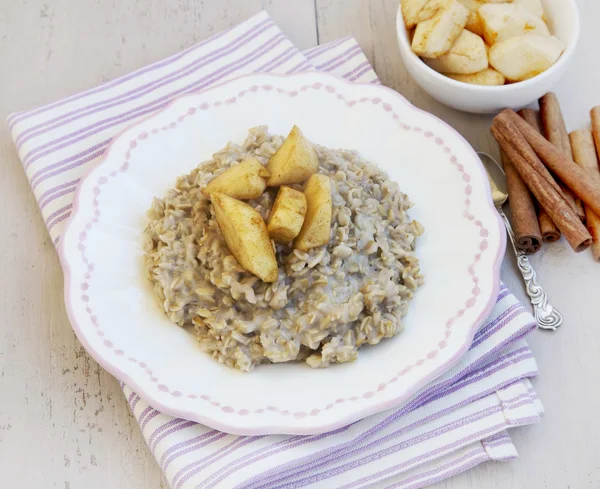 Bubur Oatmeal dengan Cinnamon dan Apel Karamelisasi — Stok Foto