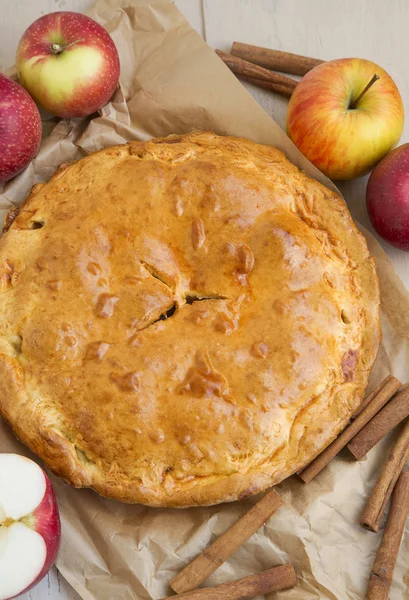 Tarta de manzana recién horneada con manzanas y canela —  Fotos de Stock