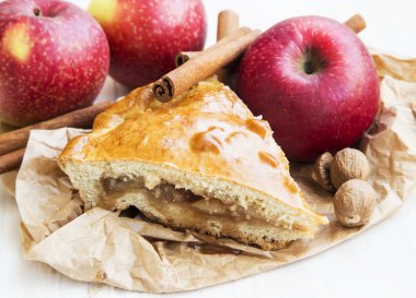 Elmalı turta taze pişmiş elma ve tarçın ile