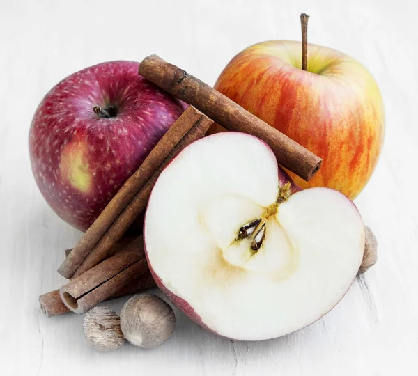 Яблоки с корицей палочки и мускатный орех — стоковое фото