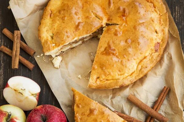 Tarta de manzana recién horneada con manzanas y canela — Foto de Stock