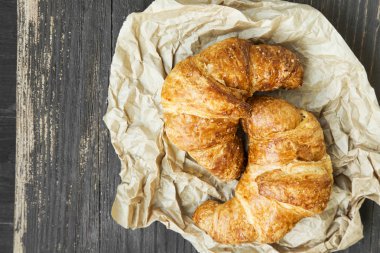 Taze kruvasanlar pişmiş, lezzetli Fransız pasta