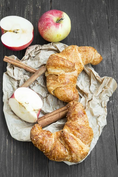 Croissants frescos com maçãs e canela — Fotografia de Stock
