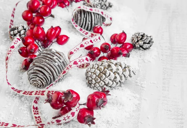 Décoration de Noël avec des baies rouges et des cônes de pin — Photo