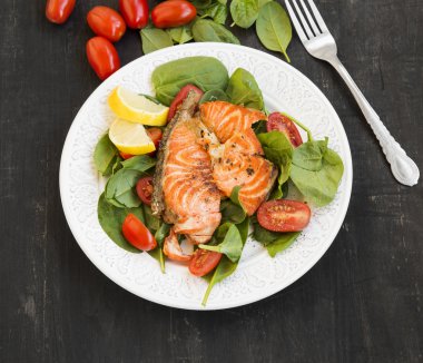 Ispanak ve domates salatası ile ızgara somon