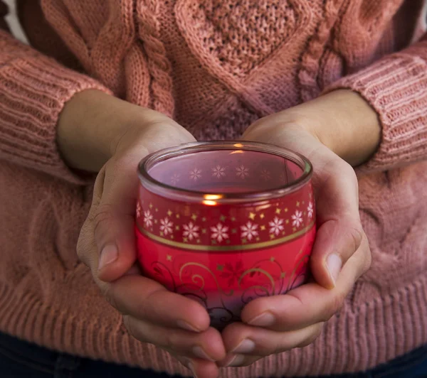 Руки держат свечу рождественского запаха — стоковое фото