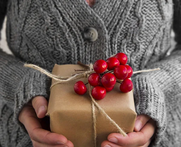 Tenir rustique décoré cadeau de Noël avec des baies rouges Bunch — Photo
