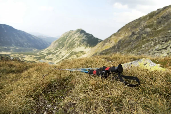 Mountain Trekking Poles in the Grass on Mountain Peak — Stock Photo, Image