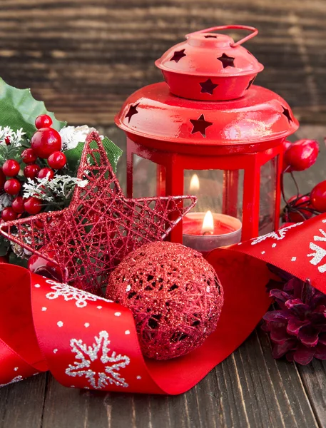 Decoración roja de Navidad con estrella del brillo, linterna y festivo R — Foto de Stock