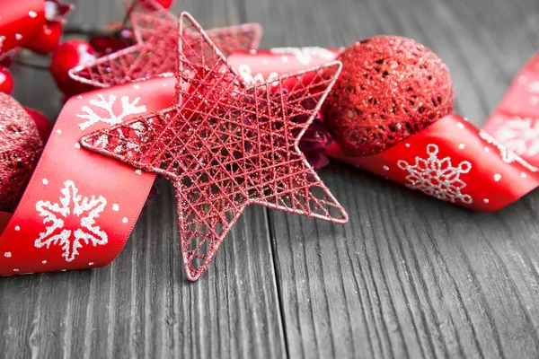 Red Christmas decoratie met Glitter ster en feestelijke lint — Stockfoto