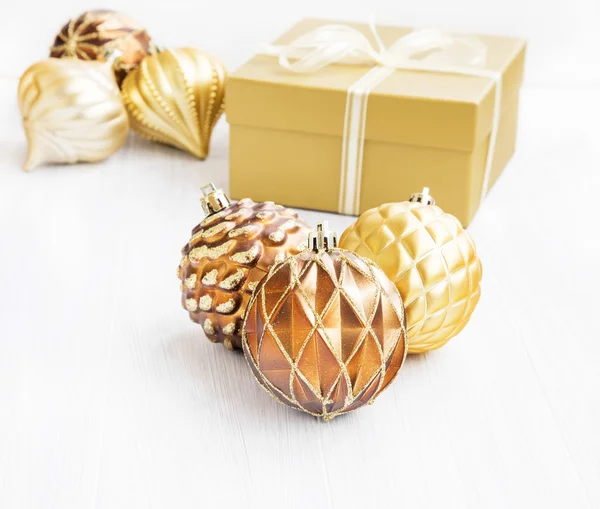 Enfeites de árvore de Natal dourado com decoração de bolas peroladas e — Fotografia de Stock