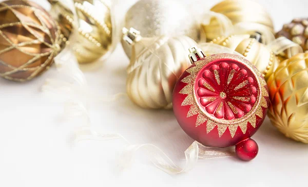 Красные и золотые рождественские украшения с блестящими глобусами и ребрышками — стоковое фото