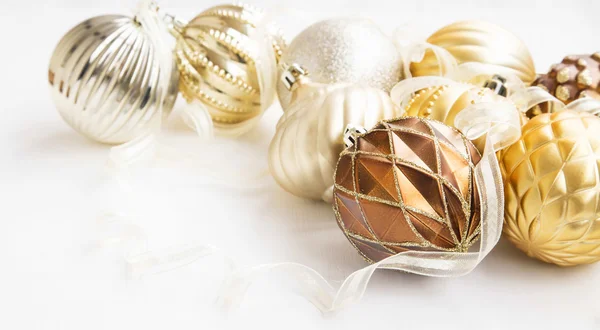 Золотые елки украшения с тонкими шариками и лентой — стоковое фото