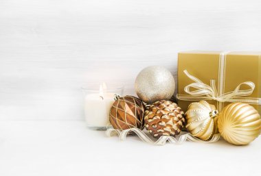 Altın Noel ağacı süsler inci topları bezemeli ve