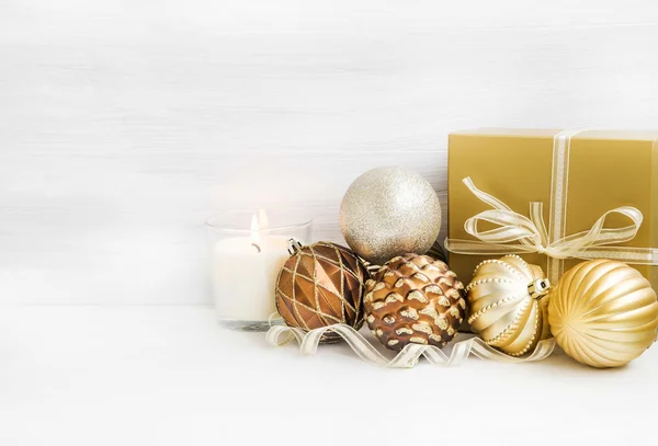 Ornamenti dorati dell'albero di Natale con la decorazione perlacea delle palle e — Foto Stock