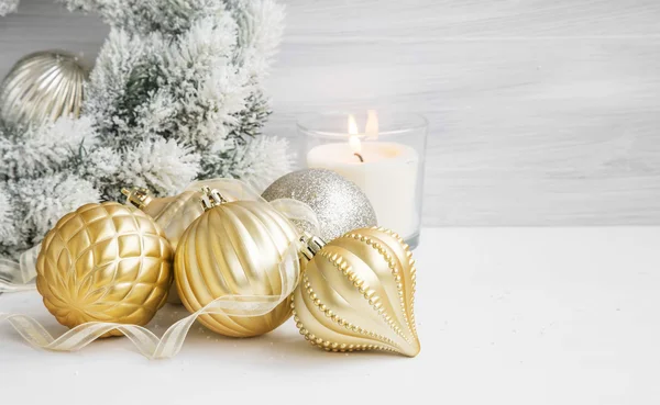 Golden Classic Christmas Globes and Candle with Snowy Wreath in — Stock Photo, Image