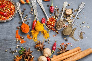 Baharat toz ve tohum, biber pul, küçük hindistan cevizi ve cinnam yemek