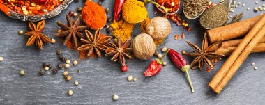 Baharat toz ve tohum, biber pul, küçük hindistan cevizi ve cinnam yemek