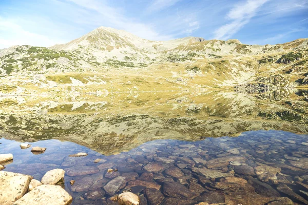 Paisaje de montaña con lago y pico de montaña — Foto de Stock
