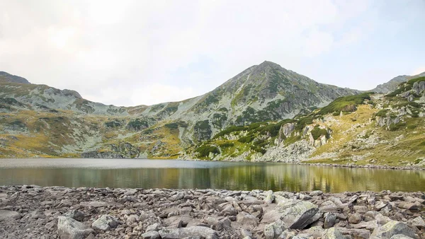 Paisaje de montaña con lago y pico de montaña en clima nublado —  Fotos de Stock